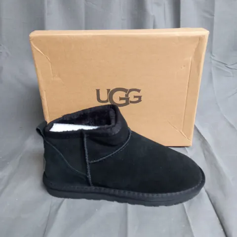 BOXED PAIR OF UGG DAKOTA BLACK UK 6