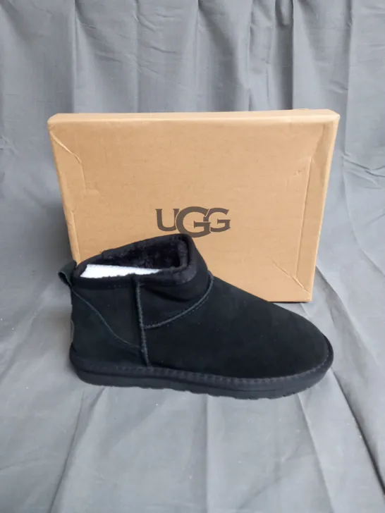 BOXED PAIR OF UGG DAKOTA BLACK UK 6