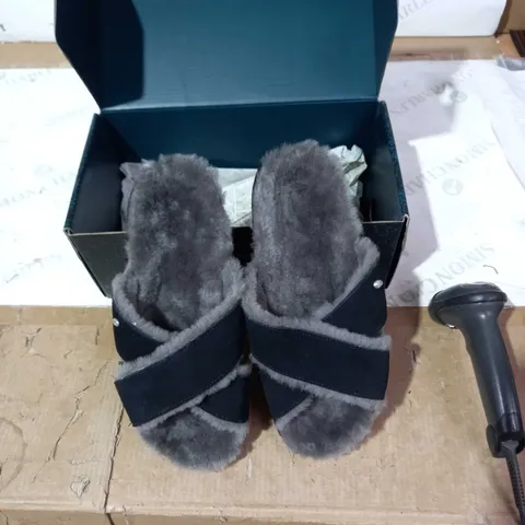 MAYBERRY CORKY EMU SLIPPERS SIZ3 9