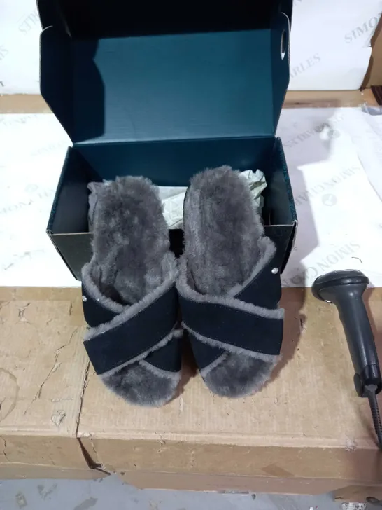 MAYBERRY CORKY EMU SLIPPERS SIZ3 9