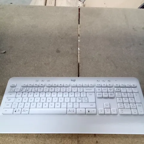 BOXED LOGITECH K750 BLUETOOTH KEYBOARD 