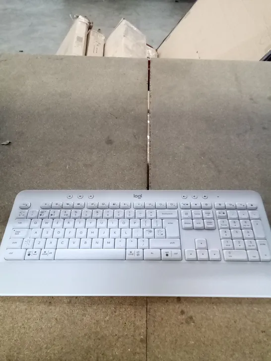 BOXED LOGITECH K750 BLUETOOTH KEYBOARD 