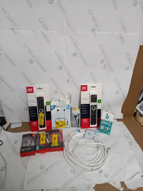LOT OF ASSORTED ITEMS TO INCLUDE EARPHONES, USB LEADS AND RADIOS