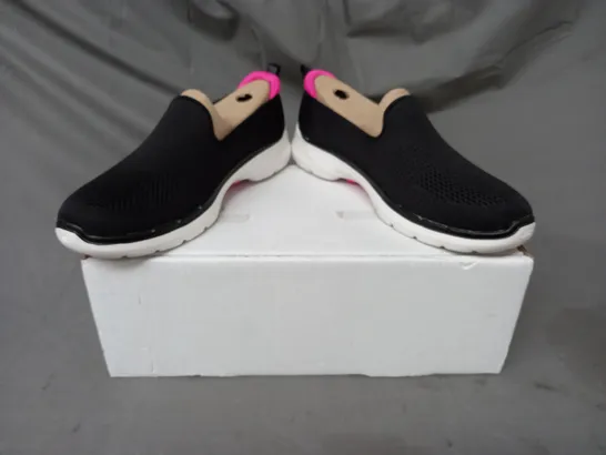 BOXED PAIR OF SKECHERS GO WALK 6 SLIP-ON SHOES IN BLACK SIZE 6