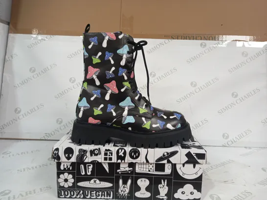 BOXED PAIR OF KOI ANKLE BOOTS IN BLACK W. MULTICOLOUR MUSHROOM DESIGN SIZE 7