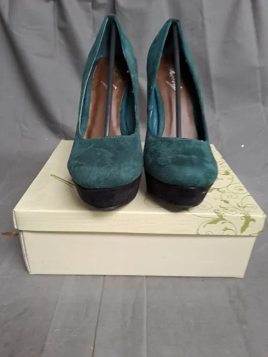 BOXED LOT OF APPROX. 14 PAIRS OF LADIES SHOES. VARIOUS SIZES, STYLES AND COLOURS