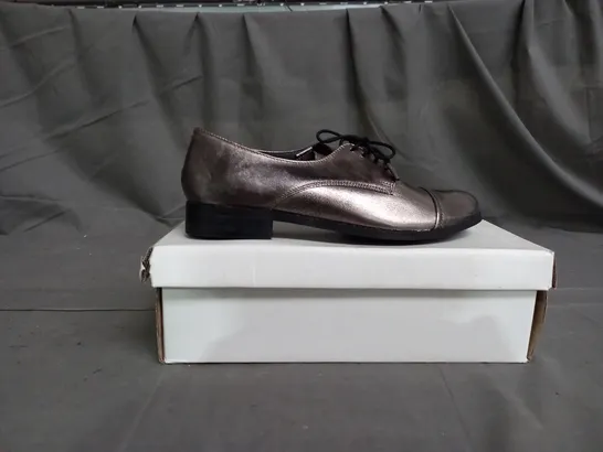 APPROXIMATELY 10 BOXED PAIRS OF METALLIC SHOES IN VARIOUS SIZES 