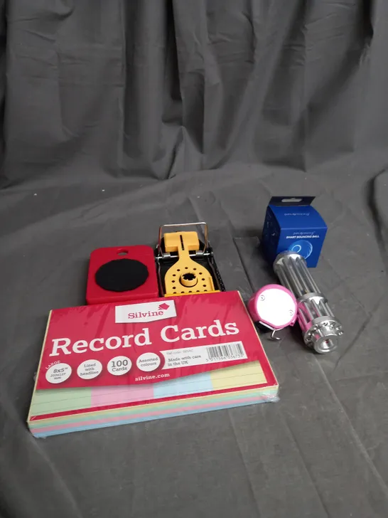 APPROXIMATELY 20 ASSORTED HOUSEHOLD ITEMS TOO INCLUDE RECORD CARDS , MOUSE TRAPS , ALARM CLOCKS , ETC 