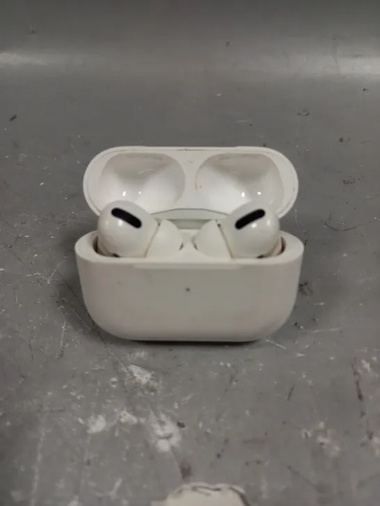 WIRELESS EARPHONES WITH CHARGING CASE IN WHITE 