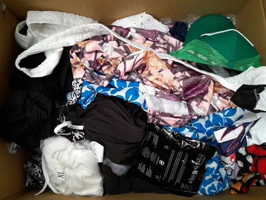 BOX OF APPROXIMATELY 25 ASSORTED CLOTHING ITEMS TO INCLUDE - HAT , JUMPER , DRESS ETC