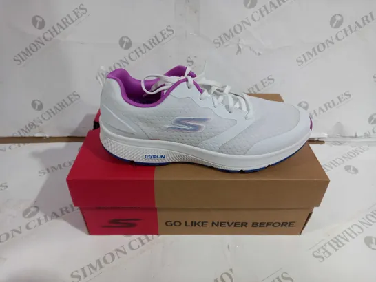 BOXED PAIR OF SKECHERS GO RUN PERFORMANCE SHOES WHITE/PURPLE UK SIZE 7