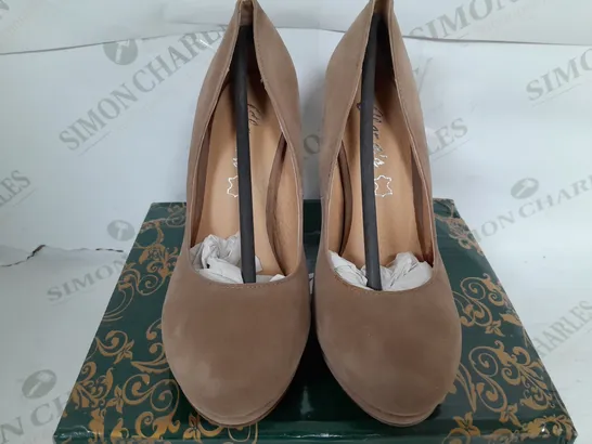 BOXED PAIR OF CLARAS CLOSED TOE THIN BLOCK HEELS IN CAMEL - SIZE 35