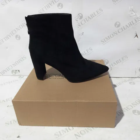 BOXED PAIR OF BOOHOO HEELED WIDE FIT POINTED TOE SHOES IN BLACK UK SZIE 8