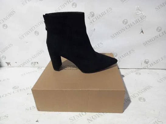 BOXED PAIR OF BOOHOO HEELED WIDE FIT POINTED TOE SHOES IN BLACK UK SZIE 8