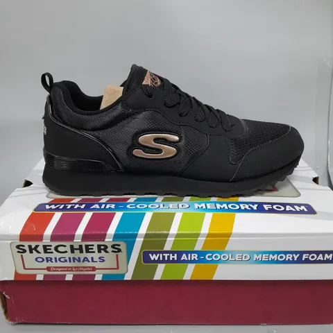 BOXED PAIR OF SKECHERS TRAINERS BLACK SIZE 6 1/2