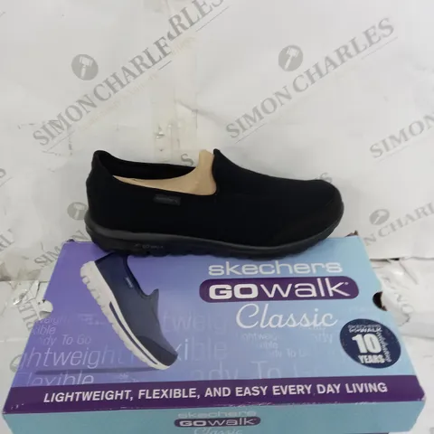 BOXED PAIR OF SKETCHERS GOWALK BLACK SIZE 7