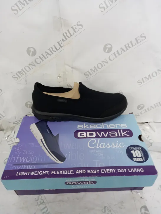 BOXED PAIR OF SKETCHERS GOWALK BLACK SIZE 7