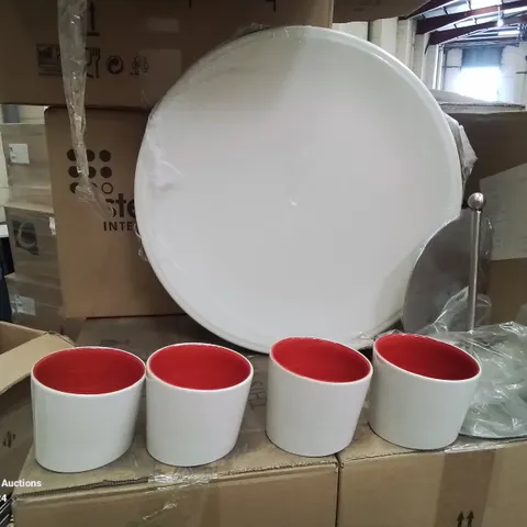 PALLET CONTAINING LARGE AMOUNT OF TILTED SIDE POTS/RAMEKINS PIZZA PLATES COFFEE CUPS ETC.