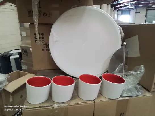 PALLET CONTAINING LARGE AMOUNT OF TILTED SIDE POTS/RAMEKINS PIZZA PLATES COFFEE CUPS ETC.