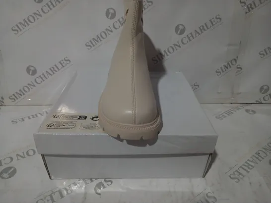 BOXED PAIR OF UNBRANDED BOOTS IN CREAM EU SIZE 37