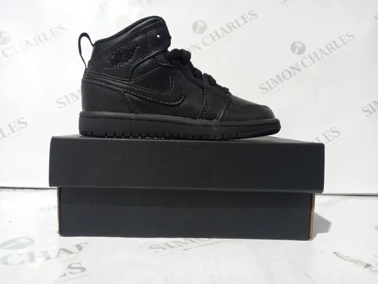 BOXED PAIR OF NIKE AIR JORDAN 1 MID KIDS SHOES IN BLACK UK SIZE 10.5