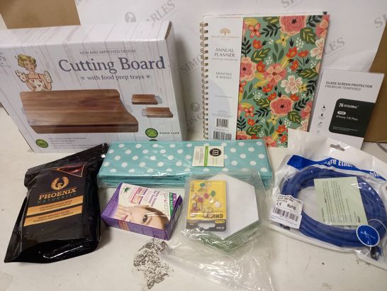 LOT OF APPROX 12 ASSORTED HOUSEHOLD ITEMS TO INCLUDE CUTTING BOARD, ANNUAL PLANNER, GLASS SCREEN PROTECTOR, ETC