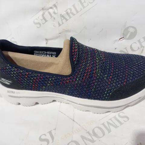 BOXED PAIR OF SKECHERS GO WALK EVOLUTION KNIT SLIP ON TRAINERS IN NAVY UK SIZE 4