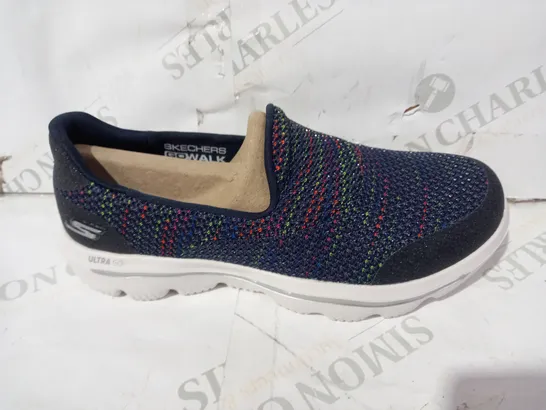 BOXED PAIR OF SKECHERS GO WALK EVOLUTION KNIT SLIP ON TRAINERS IN NAVY UK SIZE 4