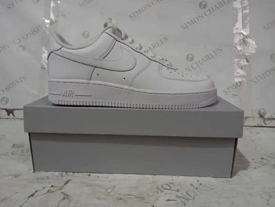 BOXED PAIR OF NIKE AIR FORCE 1 '07 SHOES IN WHITE UK SIZE 9