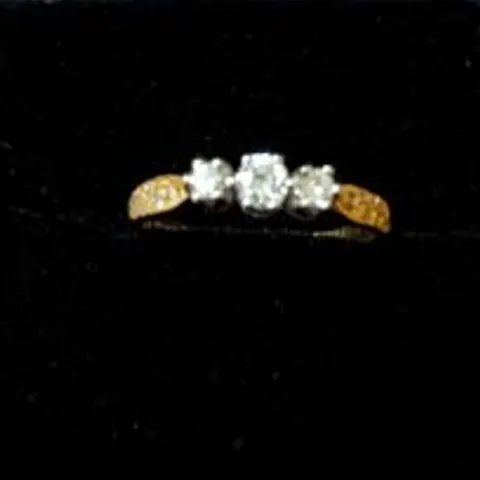 18CT GOLD THREE STONE RING SET WITH NATURAL DIAMONDS TO CENTRE AND SHOULDERS