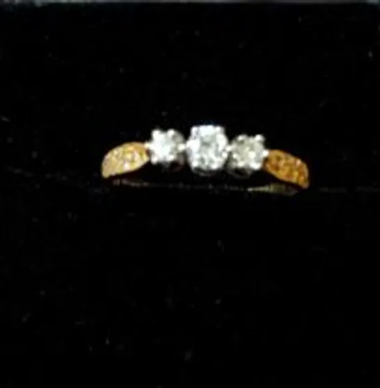 18CT GOLD THREE STONE RING SET WITH NATURAL DIAMONDS TO CENTRE AND SHOULDERS