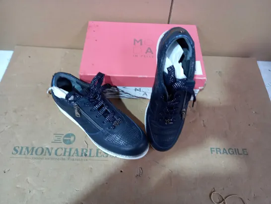 BOXED PAIR OF MODA IN PELLE NAVY SHOES - SIZE 40