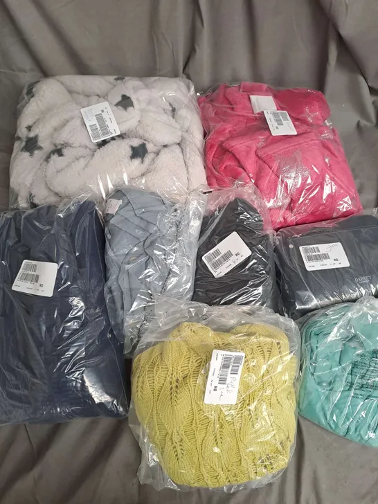 BOX OF APPROX 20 ASSORTED CLOTHING ITEMS TO INCLUDE - CARDIGAN, BAG, PONCHO ETC