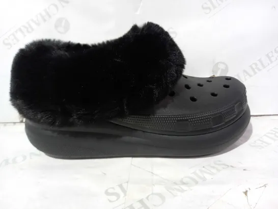 BOXED PAIR OF CROCS CLASSC FUREVER CRUSH FAUX FUR LINED SHOES IN BLACK UK SIZE M5/W6