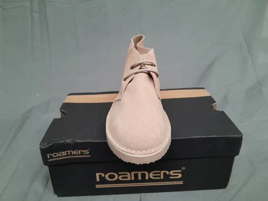 BOXED PAIR OF ROAMERS 2 EYE DESERT BOOT SIZE 9 