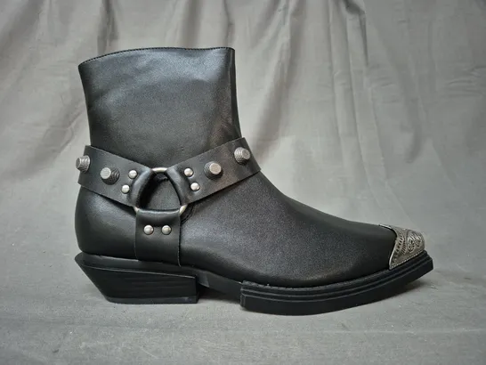 BOXED PAIR OF KOI SOULRENDER MEN'S HARDWARE COWBOY BOOTS IN BLACK/ANTIQUE SILVER UK SIZE 8