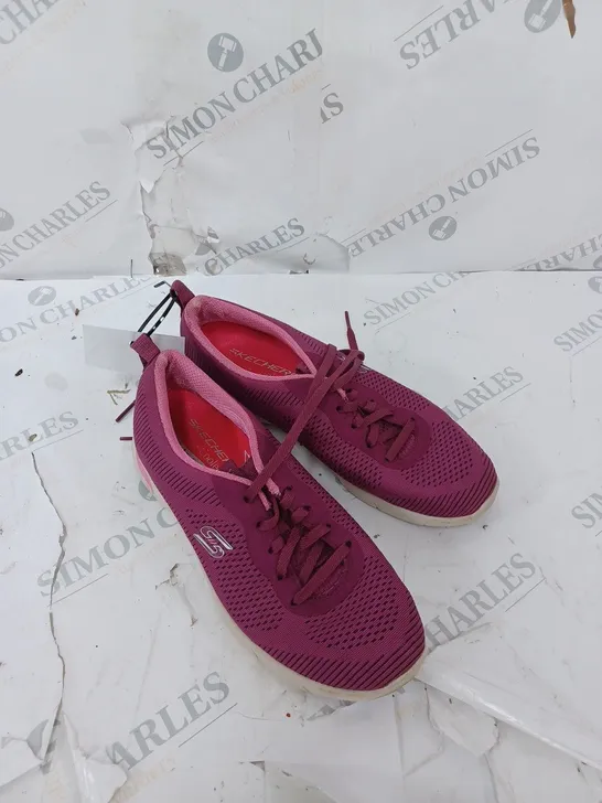 UNBOXED PAIR OF SKETCHERS ARCH FIT TRAINER IN RASPBERRY SIZE 4