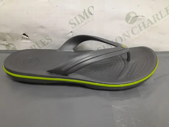 PAIR OF CROCS CROCBAND FLIP FLOPS IN GREY/LIME UK SIZE M8/W9