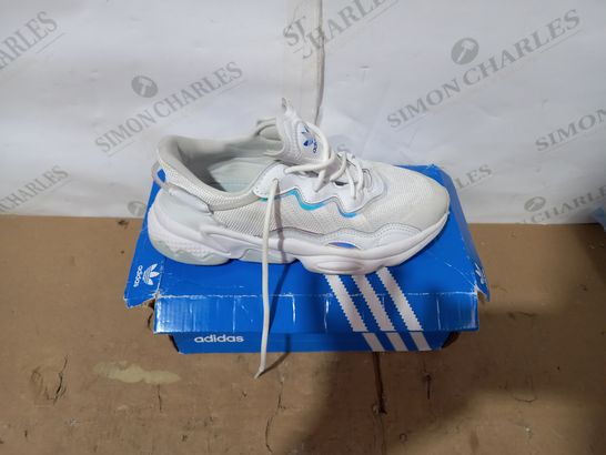 BOXED PAIR OF ADIDAS WHITE TRAINERS SIZE 4.5