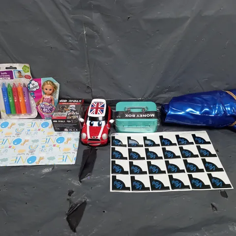 BOX OF ASSORTED TOYS AND GAMES TO INCLUDE BATH CRAYONS, MONEY BOX AND LARGE BLOW UP BALL