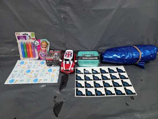 BOX OF ASSORTED TOYS AND GAMES TO INCLUDE BATH CRAYONS, MONEY BOX AND LARGE BLOW UP BALL