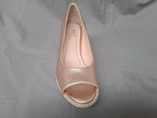 BOXED PAIR OF GOOD FOR THE SOLE PEEP TOE WEDGE SHOES IN METALLIC COPPER SIZE 7