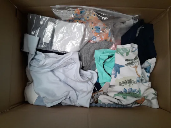 APPROXIMATELY 15 ASSORTED 0-5 YEARS CHILDRENS CLOTHING ITEMS TO INCLUDE - T-SHIRT , ONESIE , BIB ETC