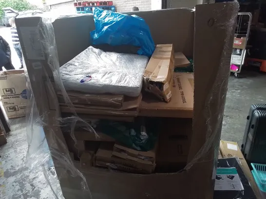 PALLET OF ASSORTED ITEMS TO INCLUDE: VIVE GEL SEAT CUSHION, FLOORSTANDING FAN, ADJUSTABLE SPEAKER STANDS, LUGGAGE ETC