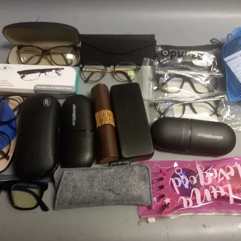 LOT OF ASSORTED GLASSES AND CASES TO INCLUDE PULIZE, BOOTS AND SPECSAVERS