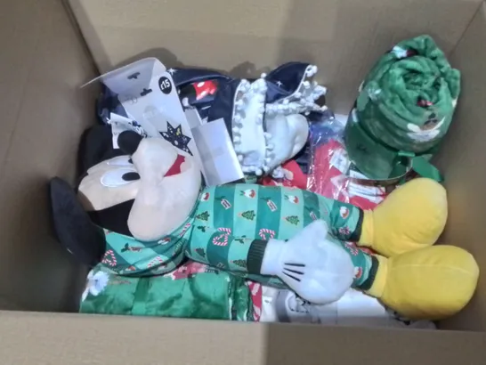 LOT OF APPROXIMATELY 18 ASSORTED SEASONAL ITEMS TO INCLUDE DUVET SETS, DISNEY PLUSHIES AND MUSICAL SACKS