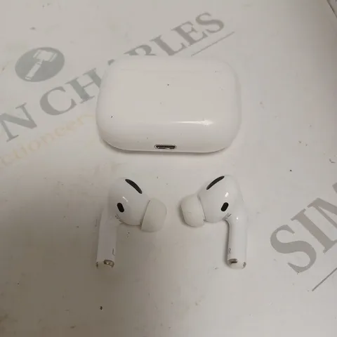 APPLE AIRPODS IN WHITE WITH CHARGING CASE 