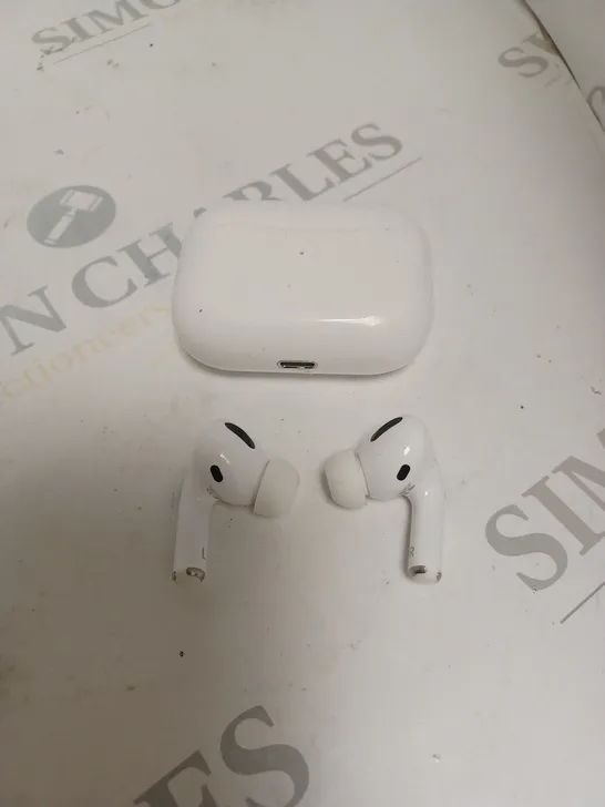 APPLE AIRPODS IN WHITE WITH CHARGING CASE 