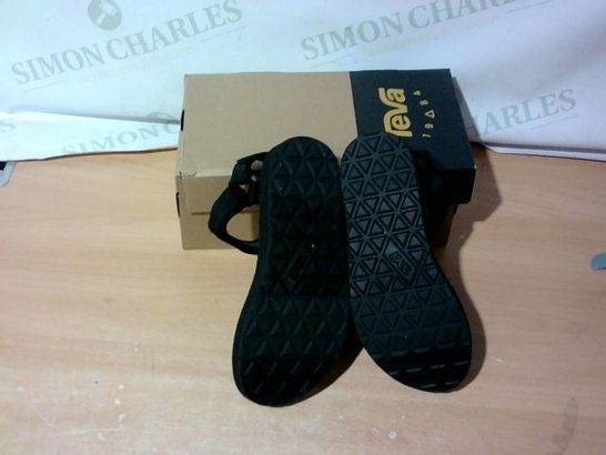 BOXED PAIR OF TEVA SANDALS SIZE 5