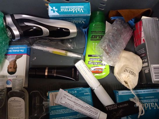 LOT OF APPROXIMATELY 20 HEALTH & BEAUTY ITEMS, TO INCLUDE TRIMMER, THE BODY SHOP FACE MASK, LIP GLOSS, ETC